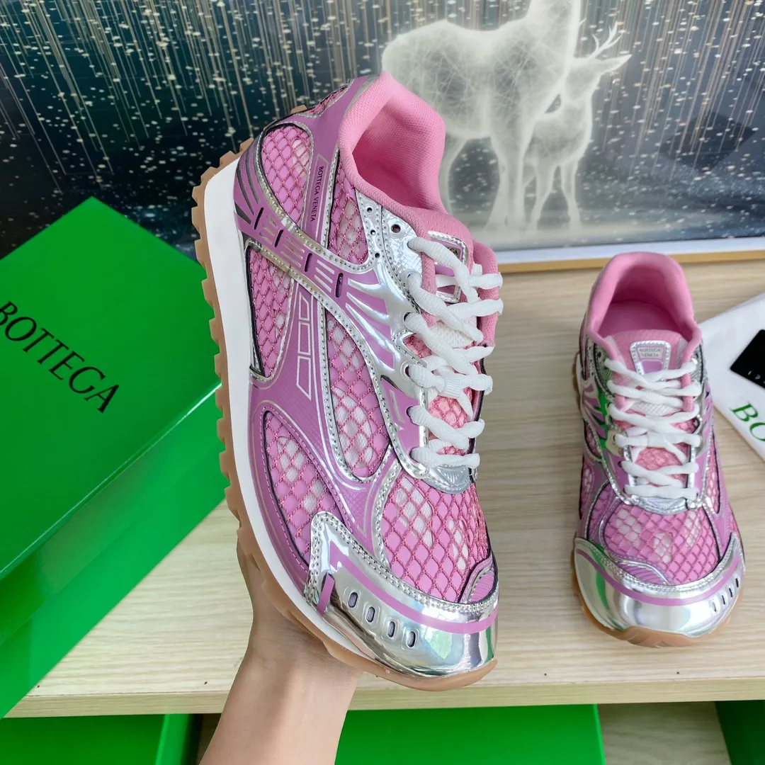 p620🐮🐮High-end version, the original 1:1 couple style new model is on the shelves🔥BV Orbit sneakers Wang Yibo's same style couple's Dad Runner sneakers, made of lightweight technical mesh fabric. Features a geometric patterned rubber outsole. The outsole is made of color-blocked TPU outsole. Size: women’s shoes 35-40, men’s shoes 39-45.
